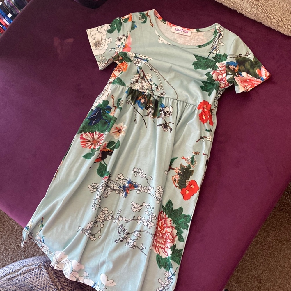 Super cute floral girls short sleeve dress, size 7 / 8